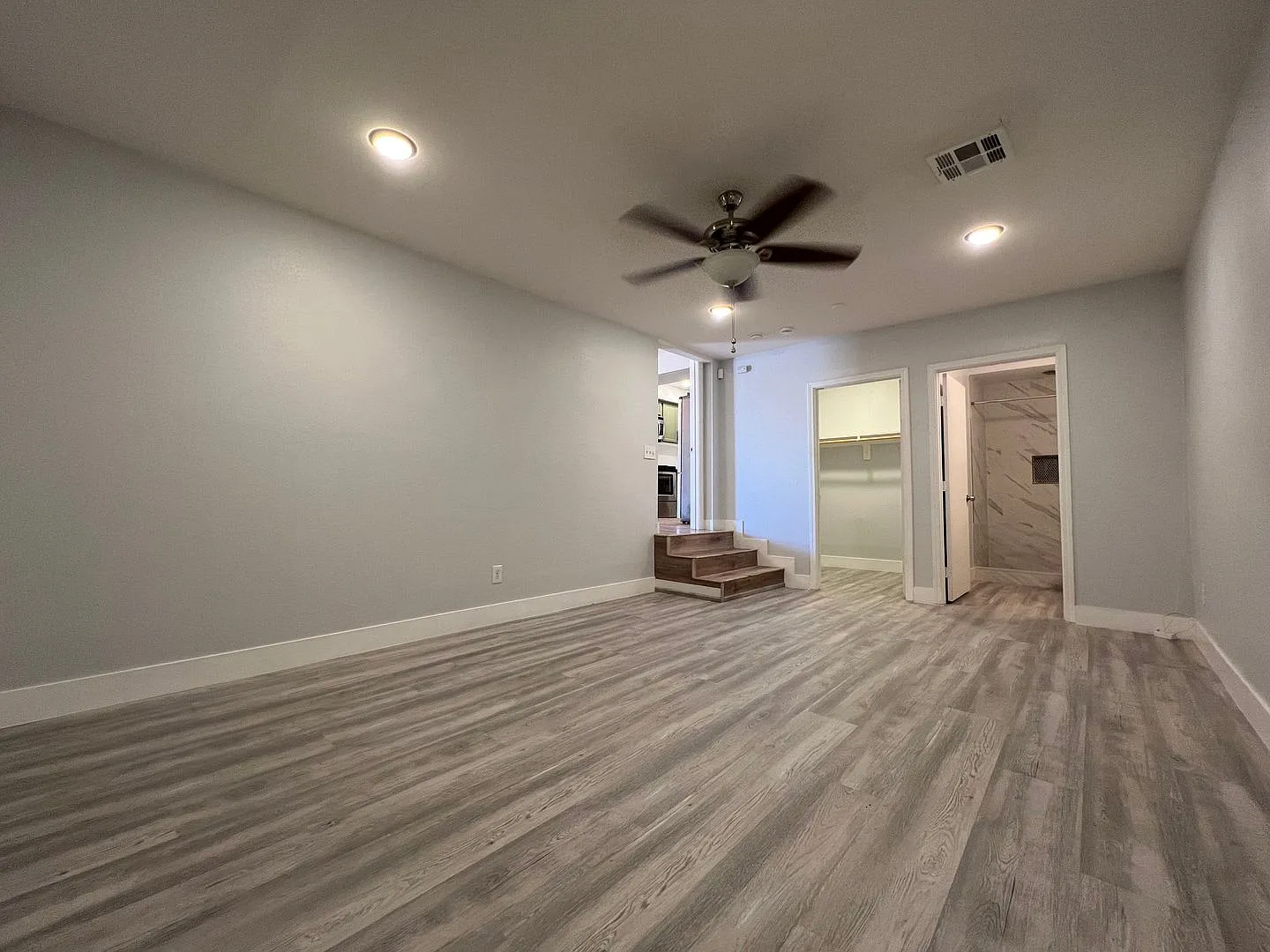 Modern Gated Home with Designer Finishes on Large Corner Lot — Photo 4