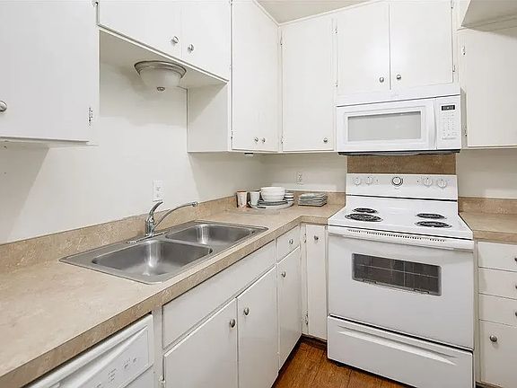 3rd image of 806 E 31st St #20