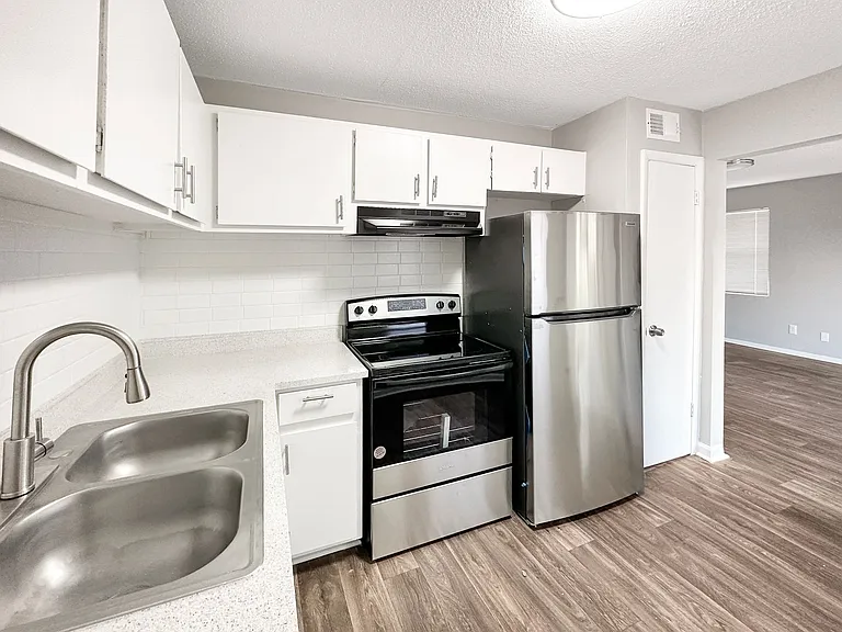 Valley Creek Apartments — Photo 25