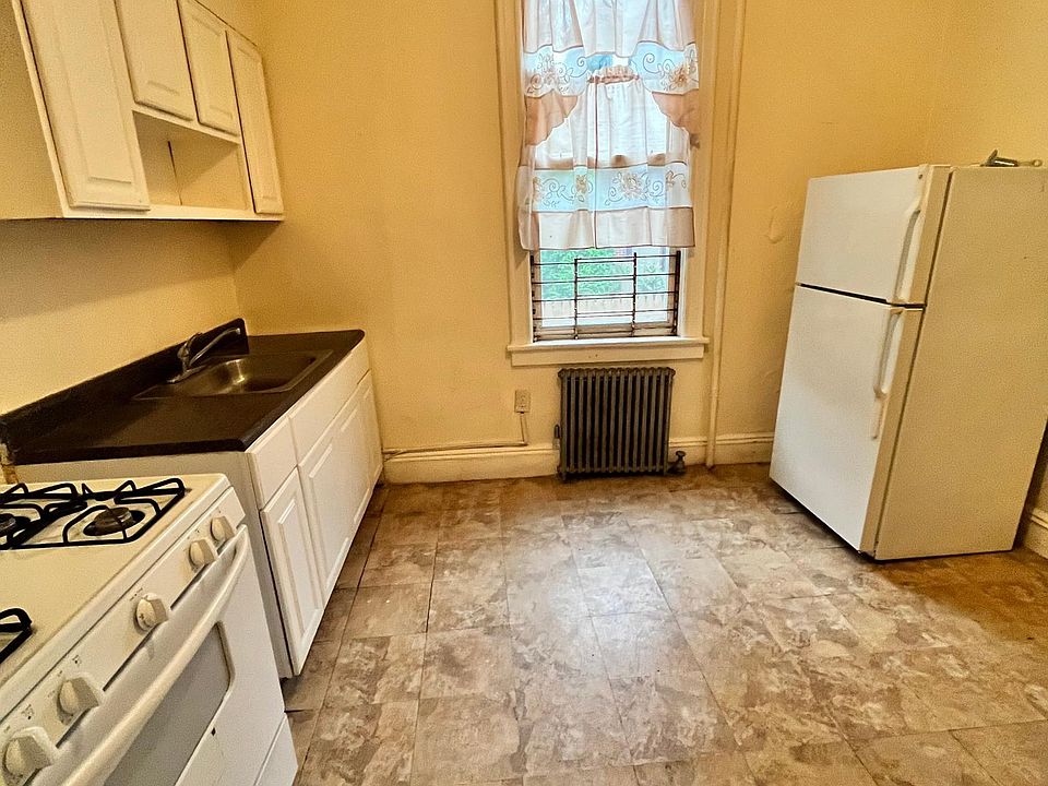 2nd image of 391 Forrest St APT 2