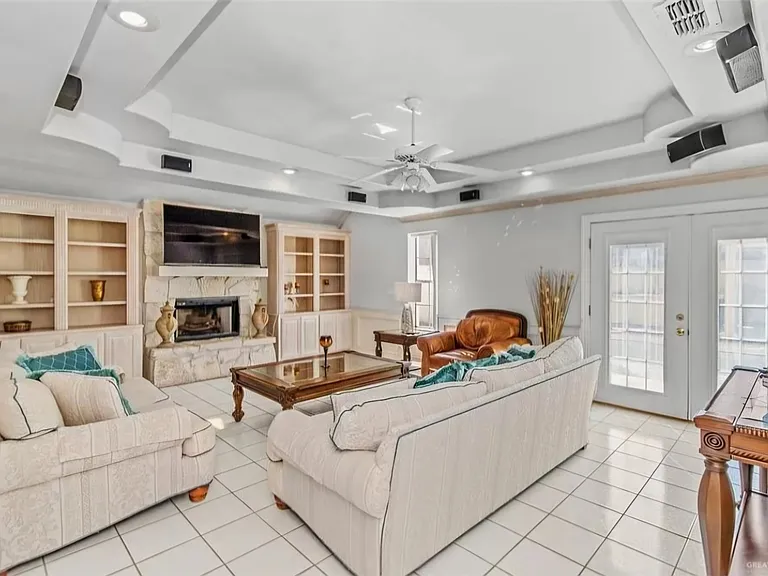 602 N McColl Cir — Photo 4