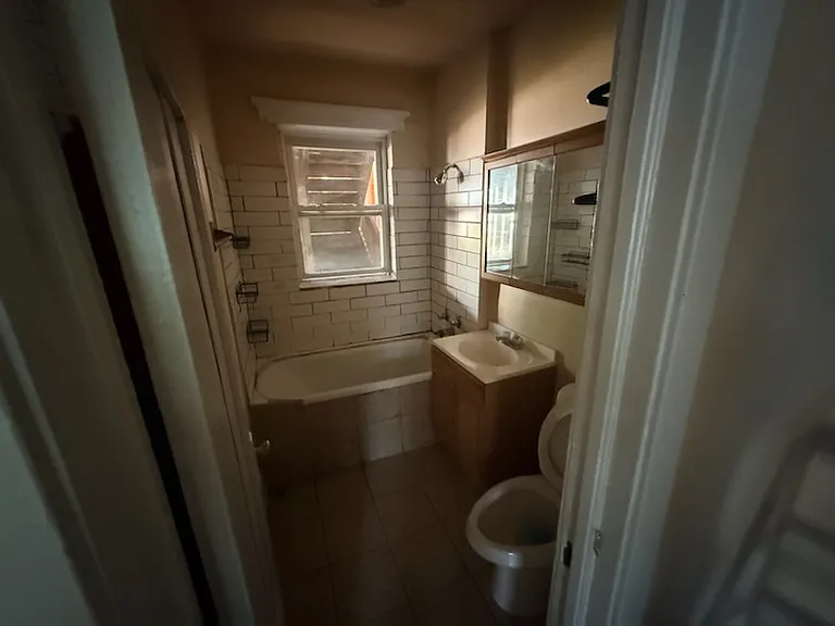 2253 W Ainslie St #1 — Photo 5