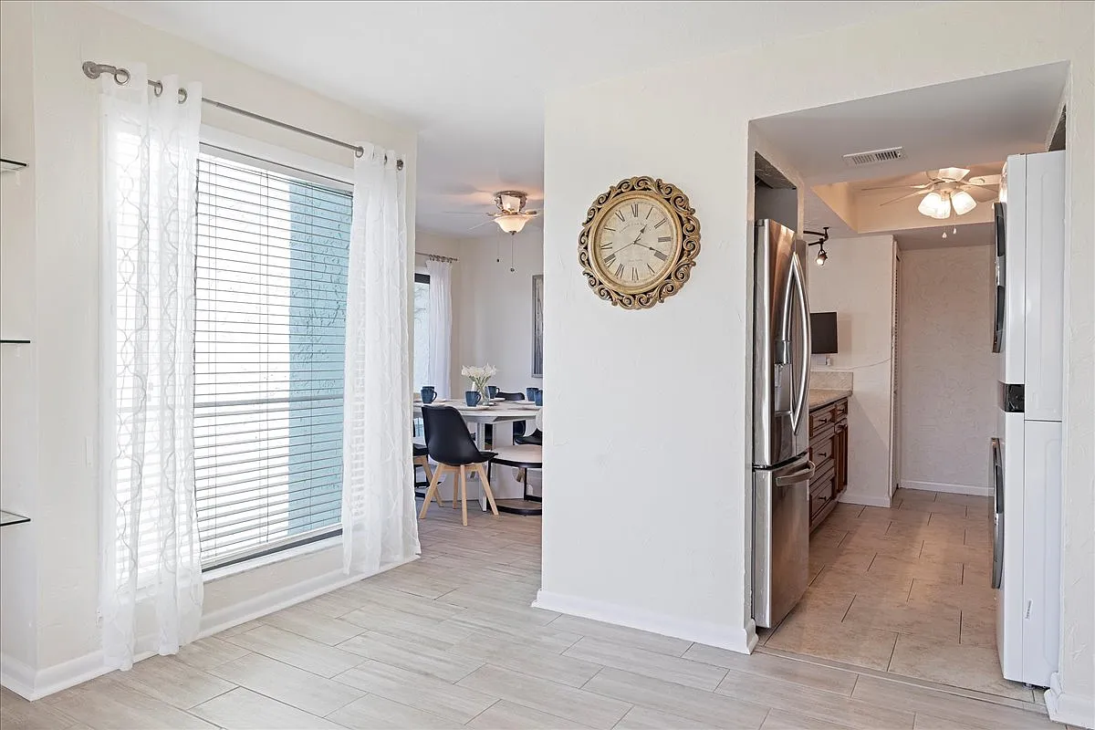 3 bed, 1400 sqft, $3,195 — Photo 2