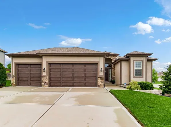 850 Ridge Dr, Lansing, KS 66043