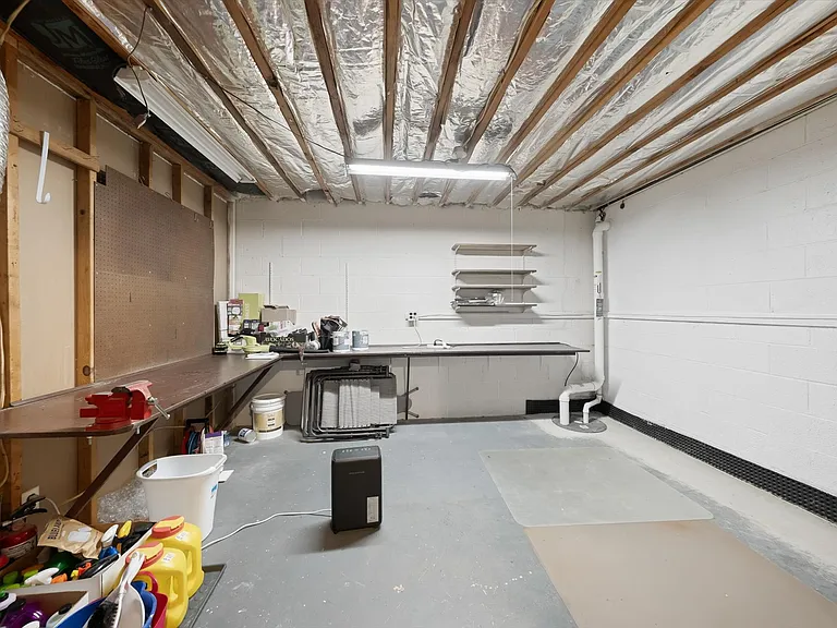 315 Center St N — Photo 19