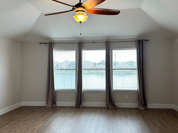 5th image of 4568 Lakeside Hollow St