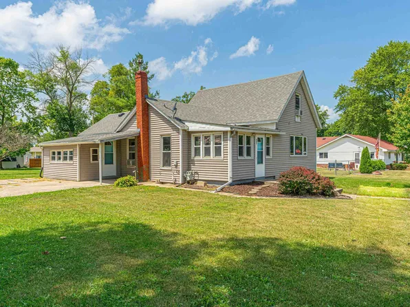 805 S Spruce St, Delavan, IL 61734