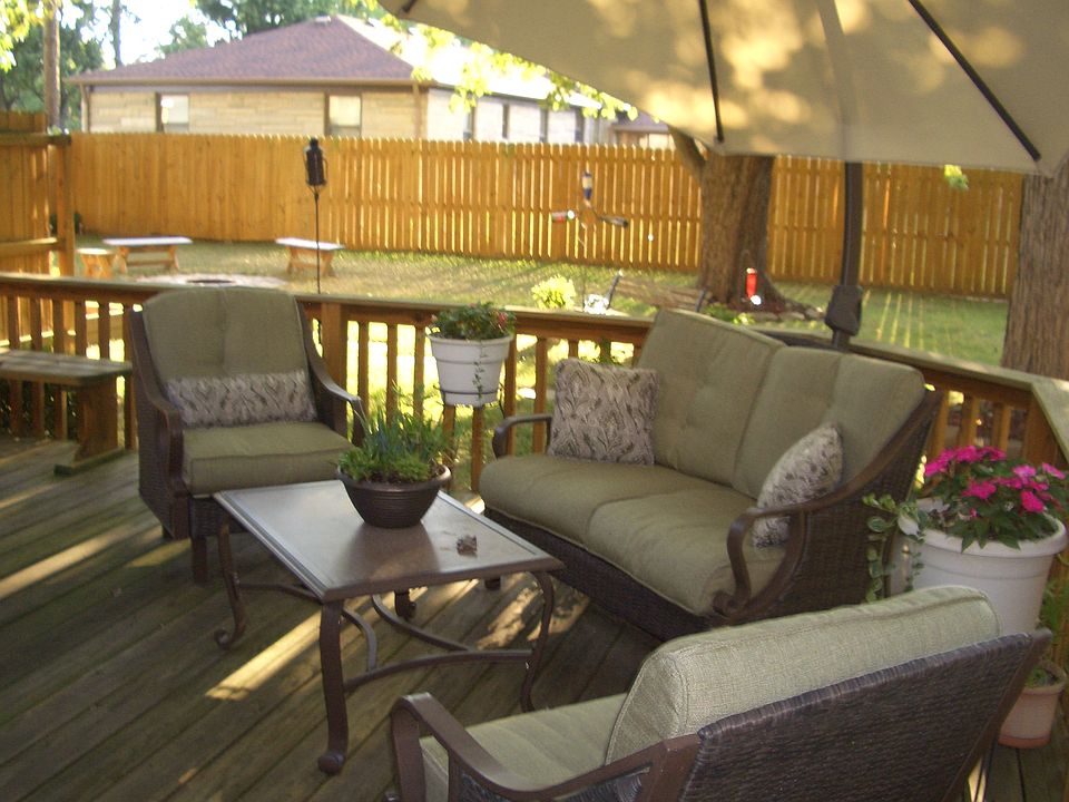 Charming deck w/hot tub