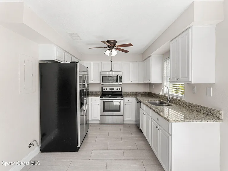 3077 Sea Gate Cir — Photo 2