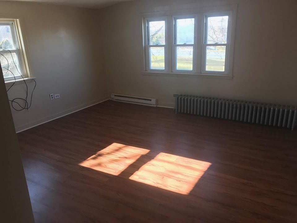 2nd image of 20 Loop Rd APT C1