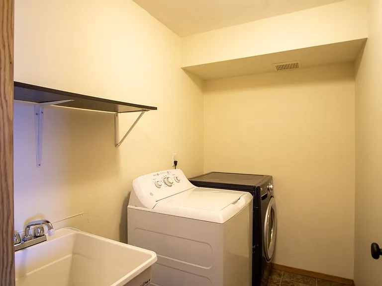 Great Piedmont 3 Bdr Townhouse w/Fireplace, DW + Garage! — Photo 8