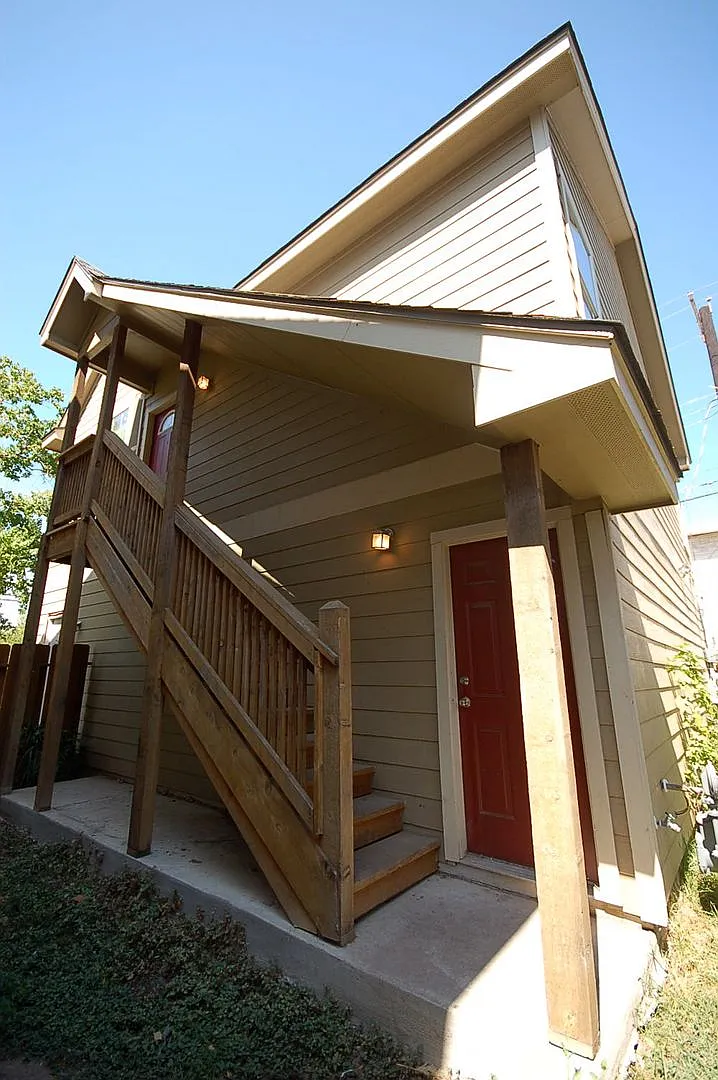 5100 Caswell — Photo 1