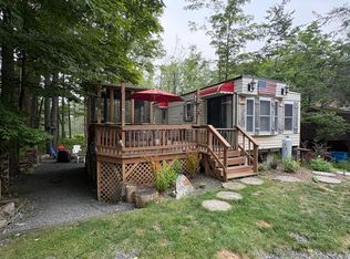 52 Adventure Ave, Gouldsboro, PA 18424