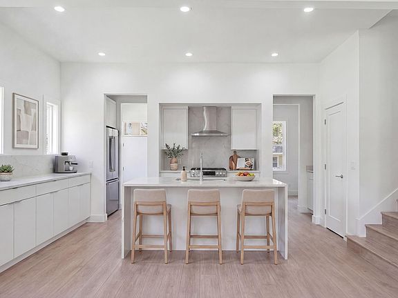 5th image of 310 W 9th St