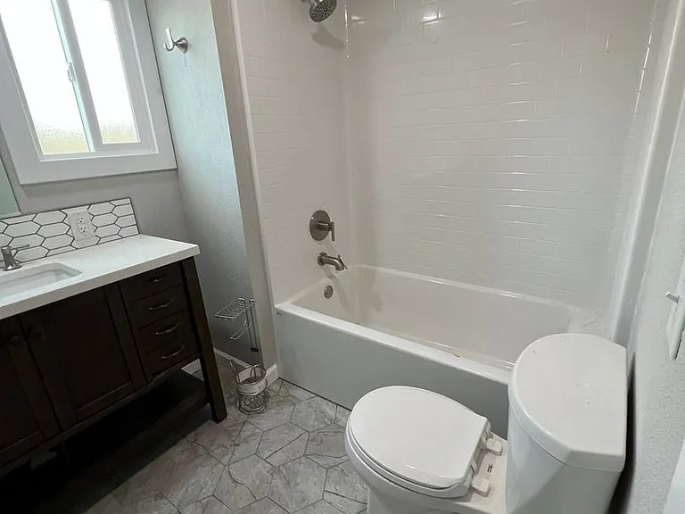 2038 Laburnum Ave #B — Photo 26