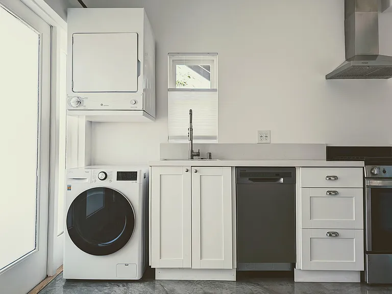 1731 Franklin St #4 — Photo 13