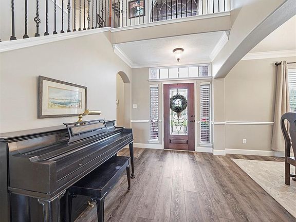 Another view of the foyer, looking back towards the door.