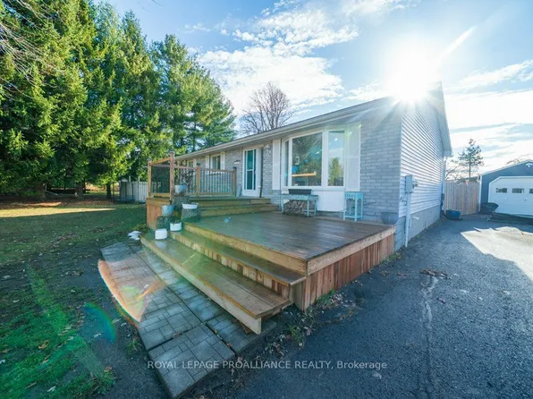 26 Dollar Cres, Greater Napanee, ON K7R 3K7