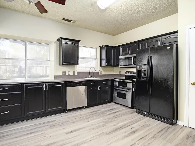885 Parker Dr — Photo 17