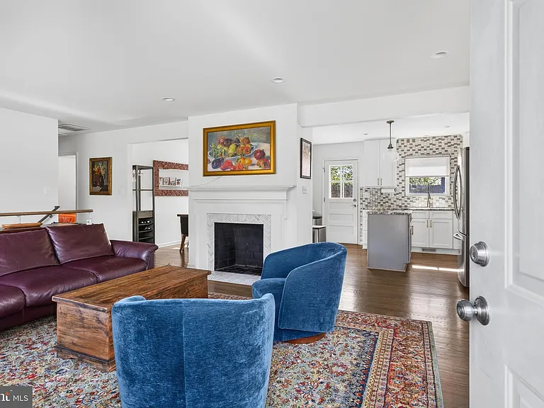 1015 Woods Pl — Photo 4
