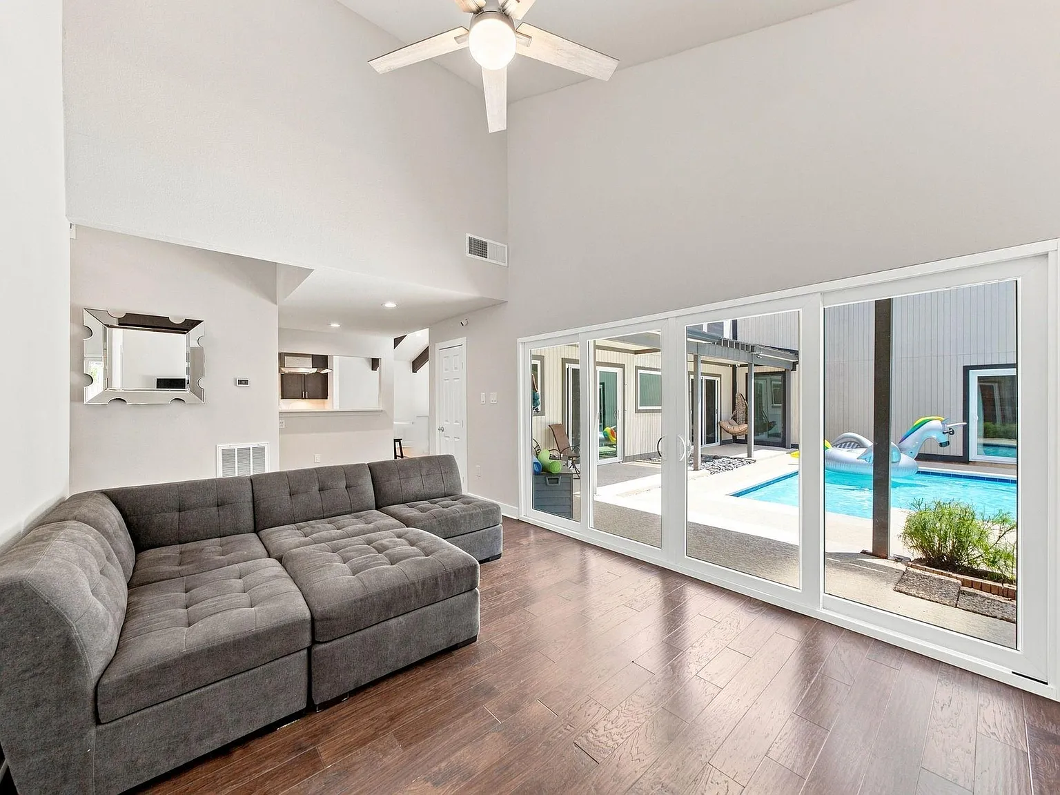 4 bed, 3.0 bath, 3313 sqft, $9,500 — Photo 4
