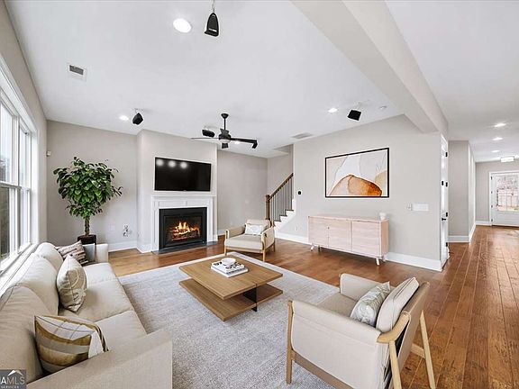 4th image of 899 Samples Ln NW