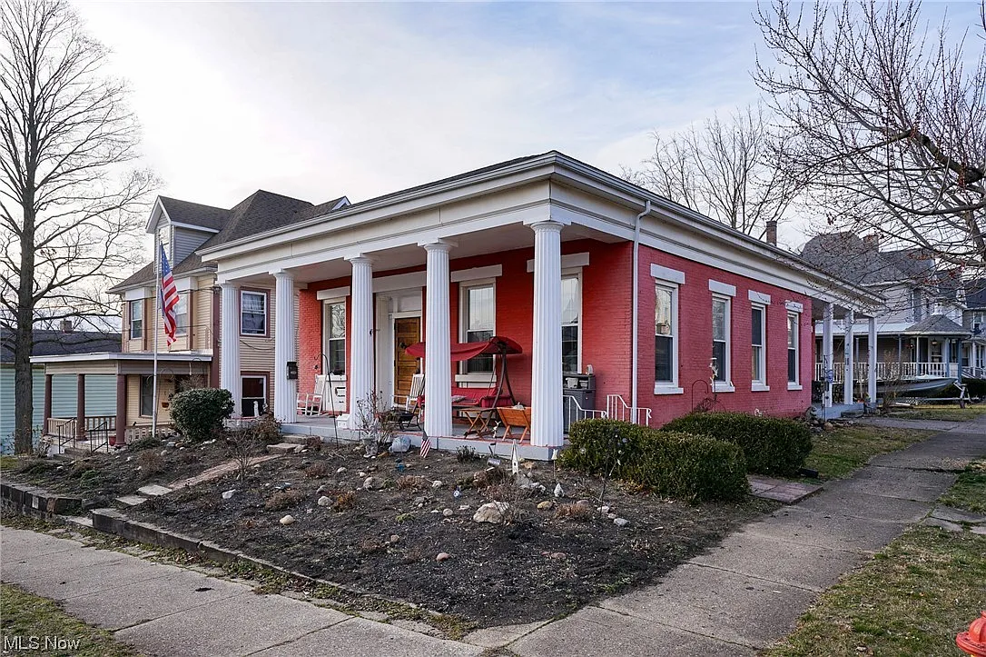 224 North Ave NE photo 1