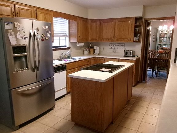 5th image of 215 Hilltop Dr