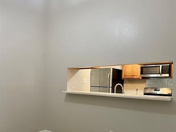 5th image of 407 Country Aire Dr