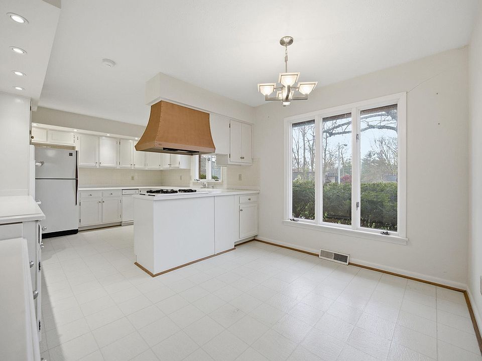 25th image of 2044 Manor Dr