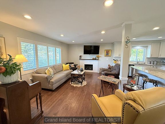 5th image of 709 N Gunbarrel Rd