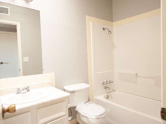 4th image of 8153 Saint Andrew Ln APT B