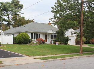 37 Surrey Rd, Massapequa, NY 11758