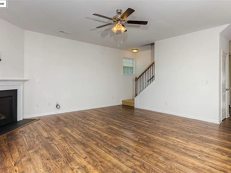 418 Grantham Ln — Photo 2
