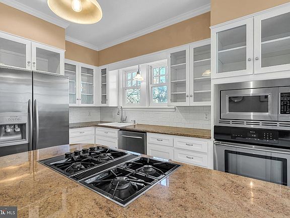 4th image of 33 Jefferson Rd