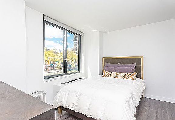 3rd image of 250 E Houston St APT 6A