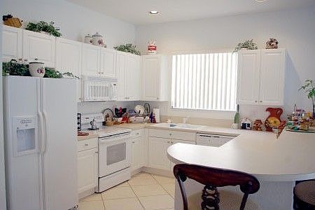 Large Kitchen w/counter