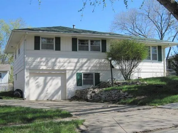 8210 Hillside Dr, Omaha, NE 68114