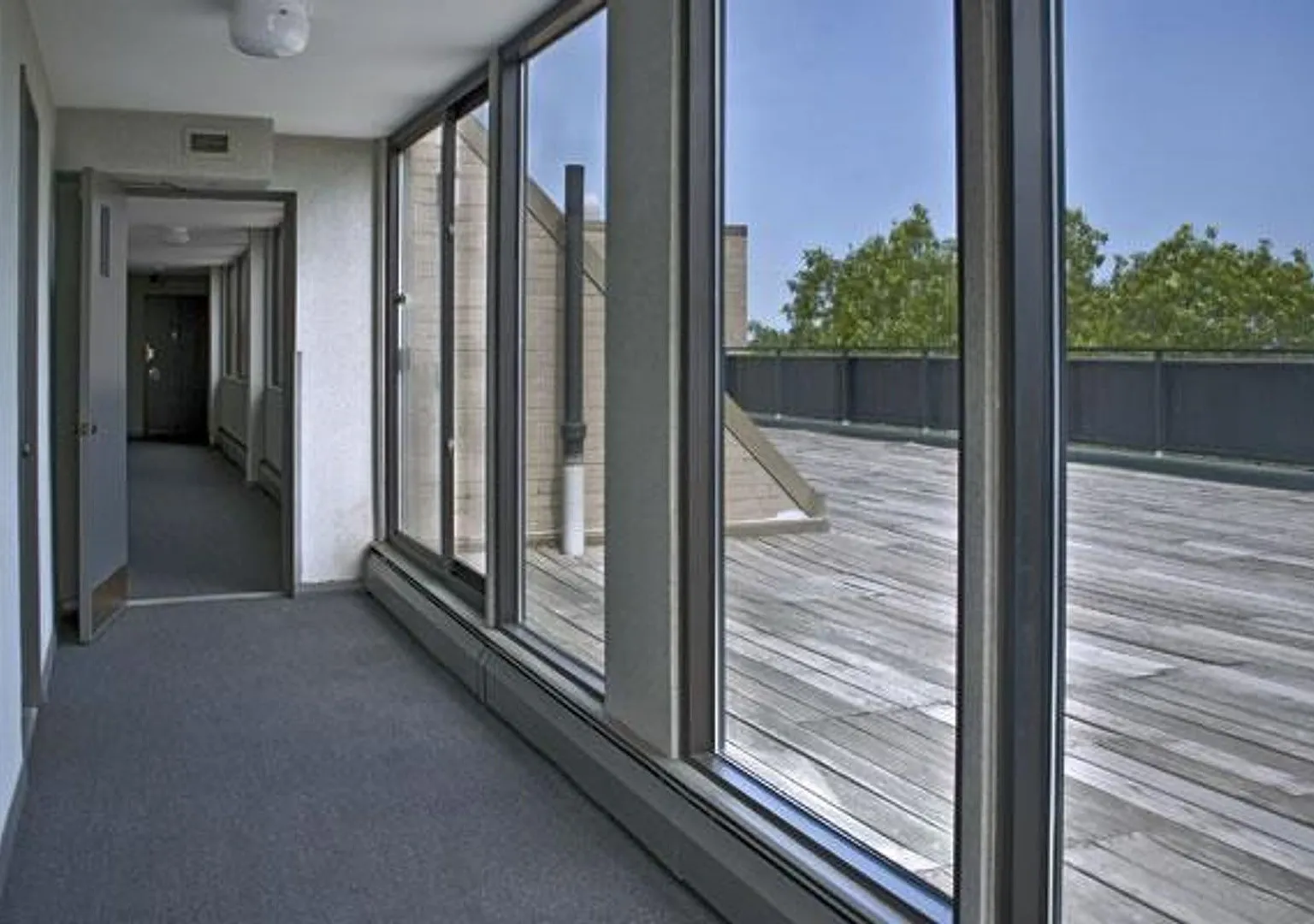 Regency Building, Huge bedrooms and Living room, balcony, Roofdeck, Laundry AC Heat Inc St Es Hos... — Photo 4