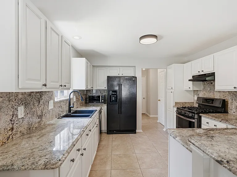 4421 Honeysuckle Dr — Photo 16
