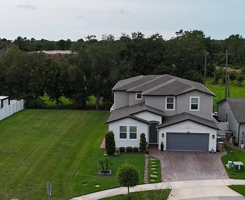 5 bed, 3.5 bath, 3215 sqft, $3,200 — Photo 2