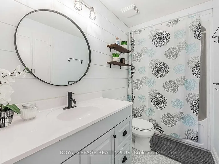 577 Dundas St E — Photo 13