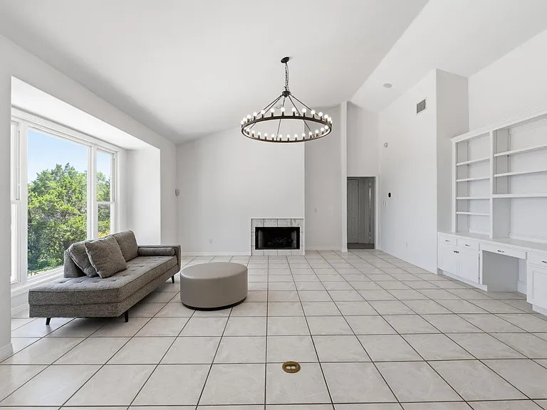 409 Beardsley Ln — Photo 9