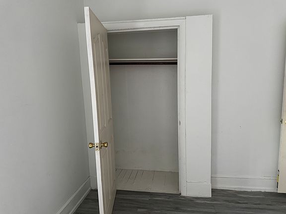 Middle room closet