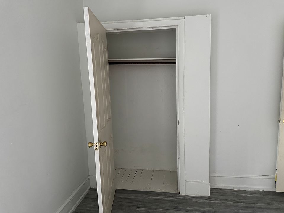 Middle room closet