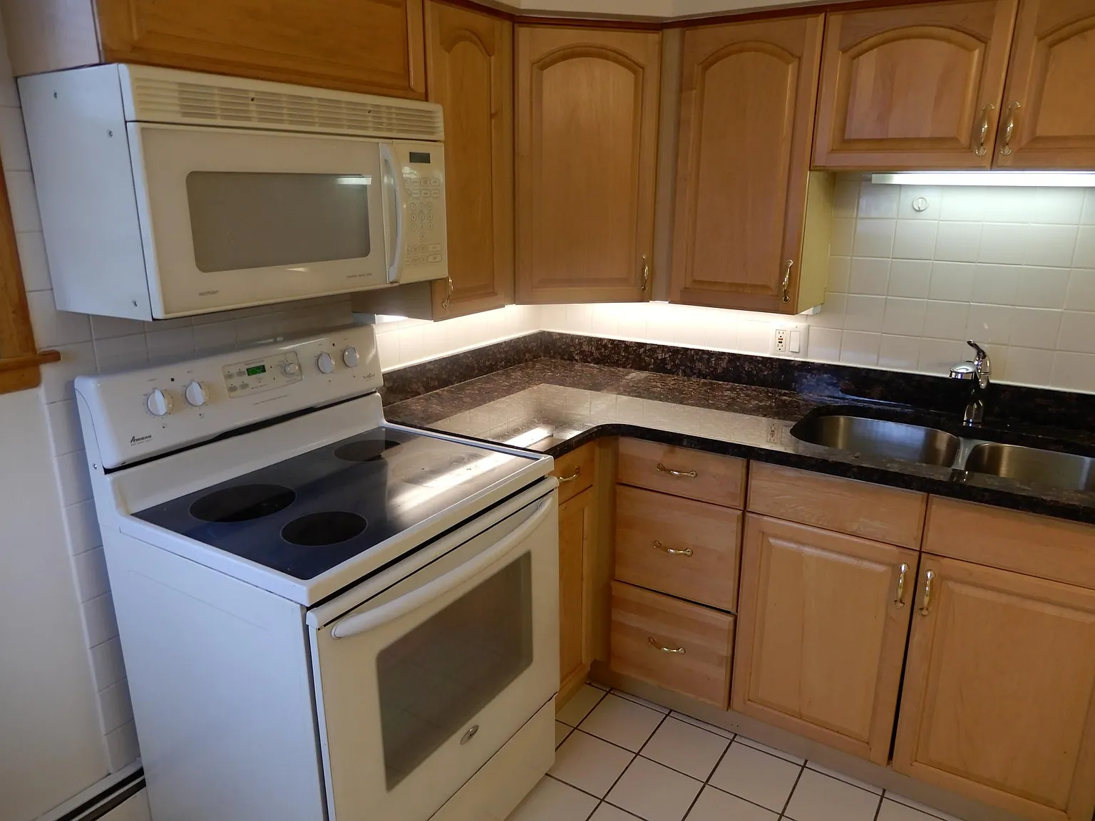 1 bed, 840 sqft, $1,375 — Photo 4