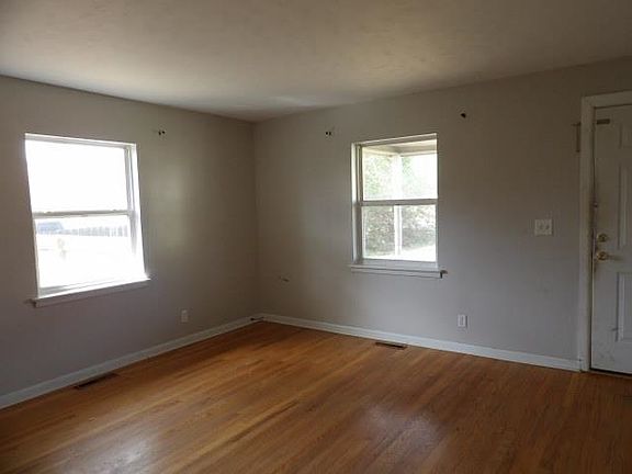 4th image of 400 Hill Dr
