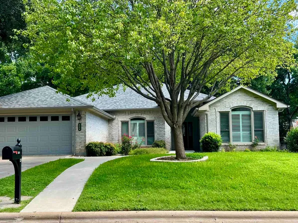 324 Meadowlakes Dr, Meadowlakes, TX 78654