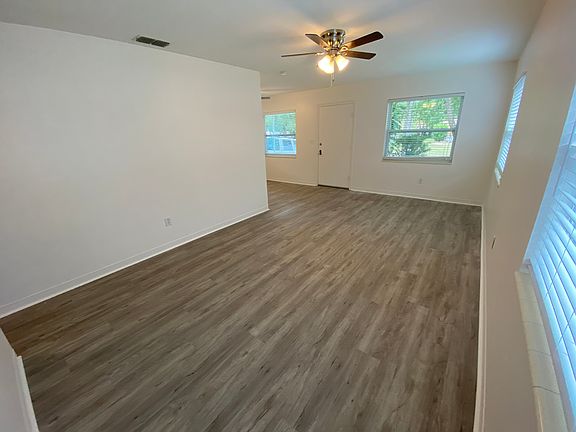 3rd image of 4946 Oxford Ave N