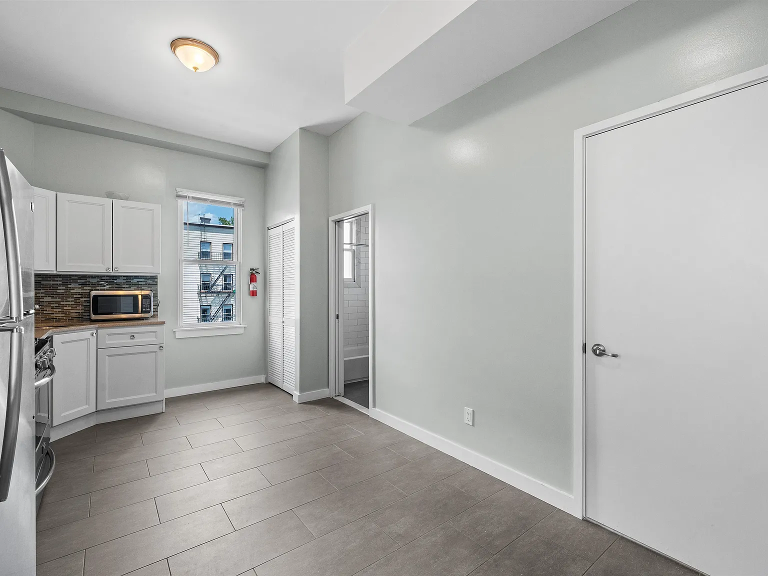 2 bed, 2.0 bath, 1000 sqft, $3,600 — Photo 4